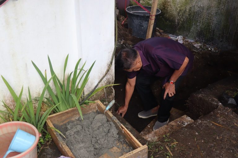 Gubener Provinsi Sulut Serahkan Bantuan ke GMIM Bethesda Taas