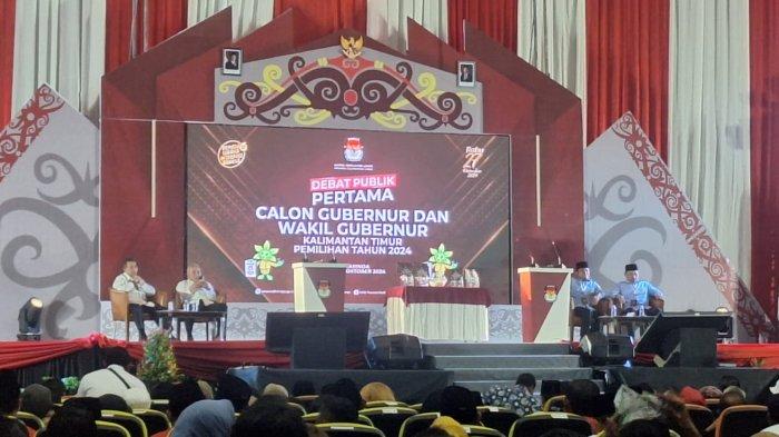 Paslon Nomer Urut 1 Tertangkap Kamera Gunakan HP Saat Debat Pilgub