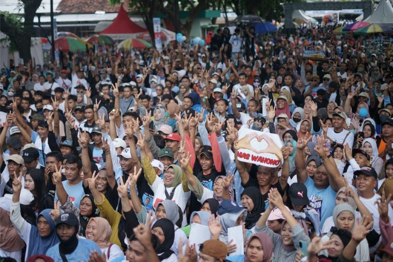 Hujan Tak Surutkan Semangat, Ribuan Pendukung Wahono-Nurul Penuhi Stadion
