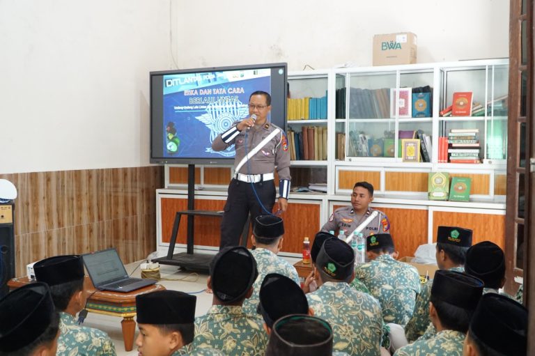 Dialog Interaktif Hingga Bagi Helm, Satlantas Tuban Ajak Santri Taat Aturan Jalan Raya