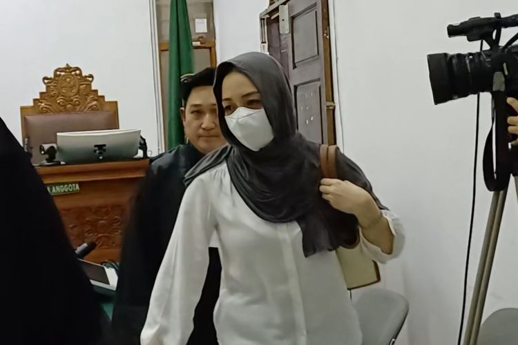 Dua Anak, Terdakwa Kominfo Nangis Minta Dibebaskan