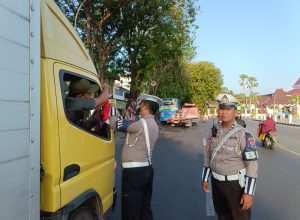 HUT RI ke-80, Polres Tuban Teguhkan Persatuan Lewat Pembagian Bendera