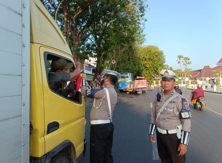 HUT RI ke-80, Polres Tuban Teguhkan Persatuan Lewat Pembagian Bendera