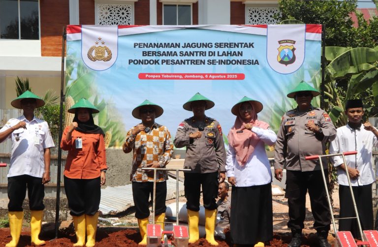 Tanam Jagung Bareng Santri, Polres Tuban Dorong Kemandirian Pangan Berbasis Pesantren
